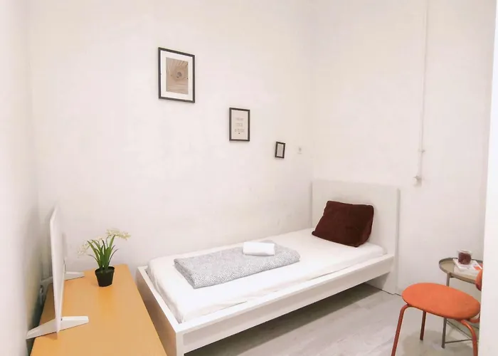 Private Bedroom In Baross *