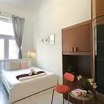 Private Bedroom In Baross Проживание в семье