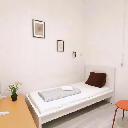 Private Bedroom In Baross *